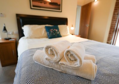 Towels on the Kingroom bed in the Leat House